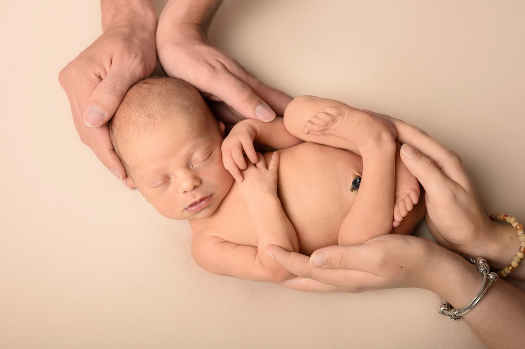 bébé endormi en pose cocon, photographe nouveau-né Libourne marine brun