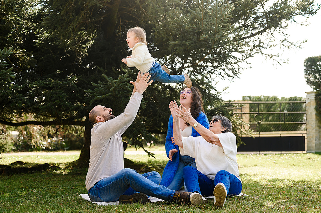 famille tenue blanc et jean séance photo dans la nature