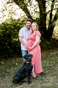 marine-brun-photo-grossesse-en-exterieur-guitres maman grossesse robe fluide séance photo extérieur lumière naturelle