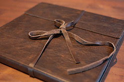 3 - support-imprimé- Marine Brun Photographe Livre en cuir de Toscane, ouverture à plat