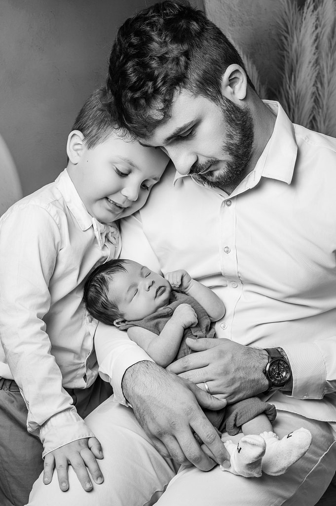 aîné câlinant bébé sous surveillance, séance naissance marine brun photographe coutras