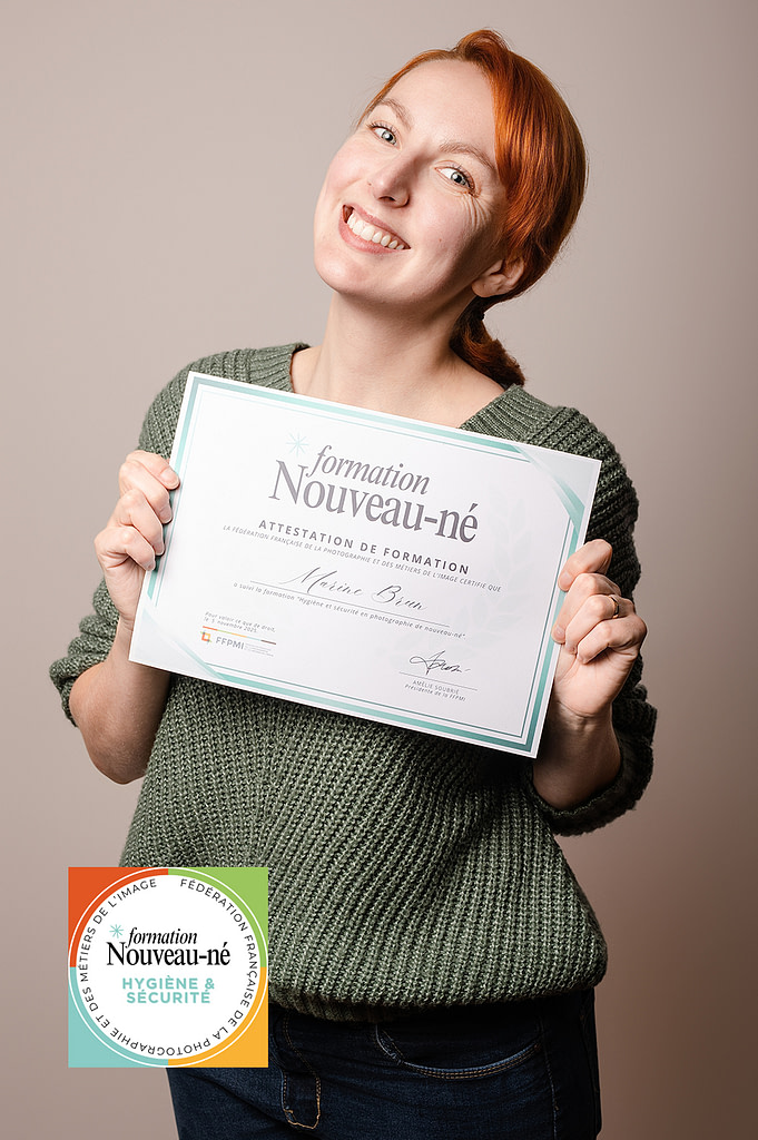 marine brun photographe formée à la sécurité du nourrisson