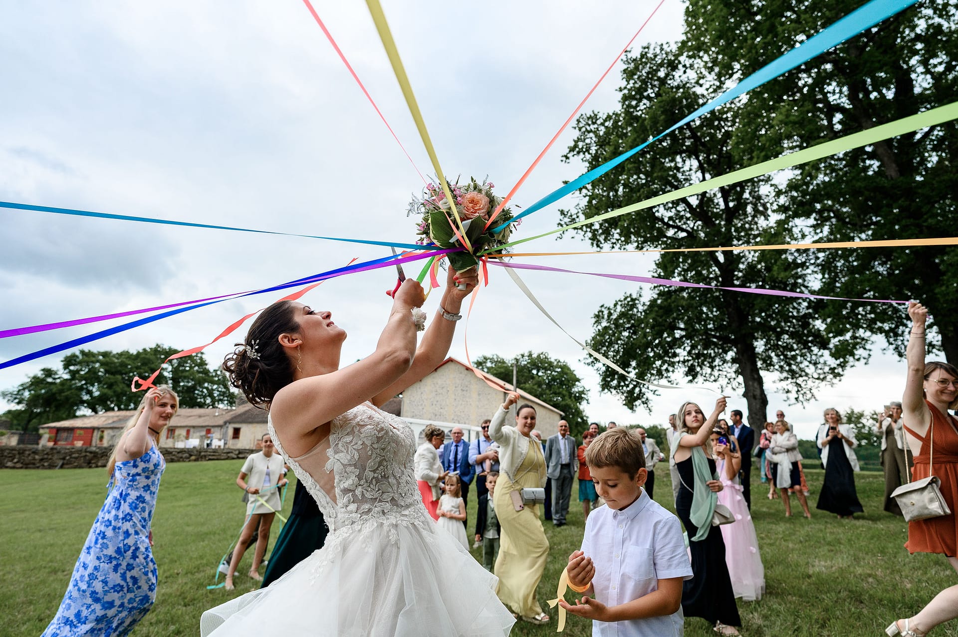 marine-brun-photo-jeu-du-ruban-mariage-abzac